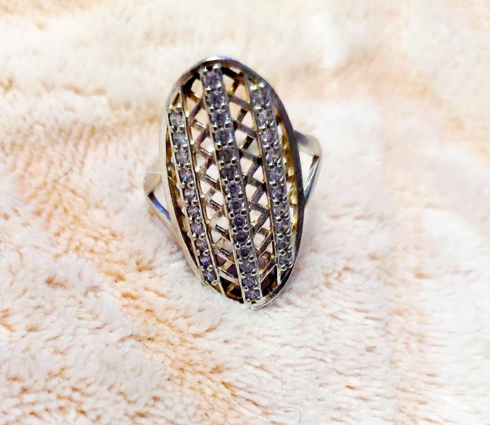 Anillo Ovalado con Cristales en Patrón Enrejado - Talla 7