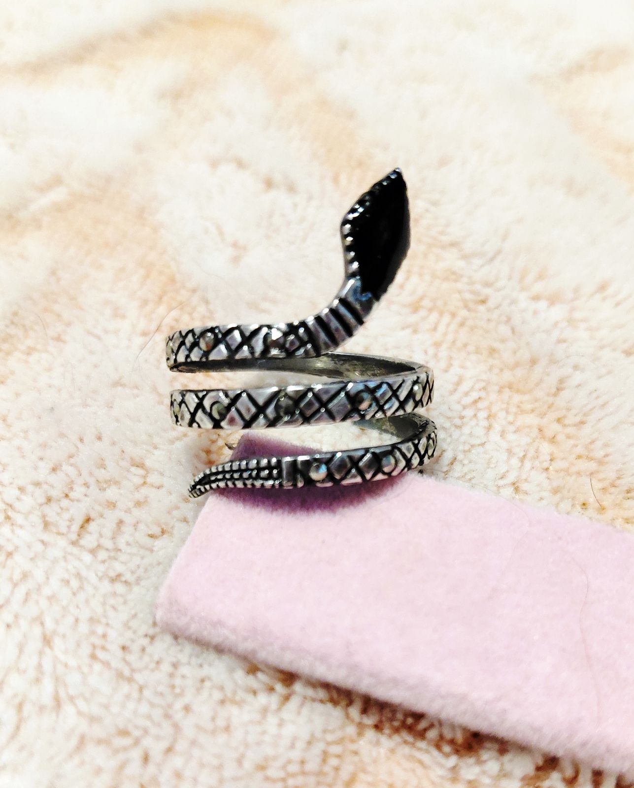 Anillo de Serpiente Envolvente en Plata Vieja con Cristales