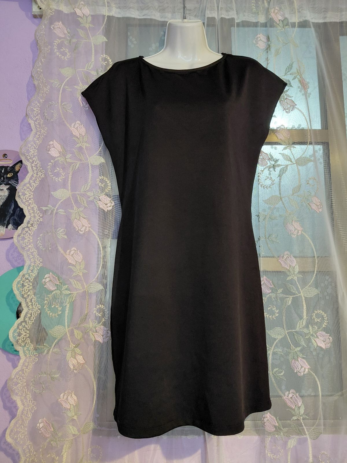 Vestido Negro Básico Versátil Corte Recto y Elegante