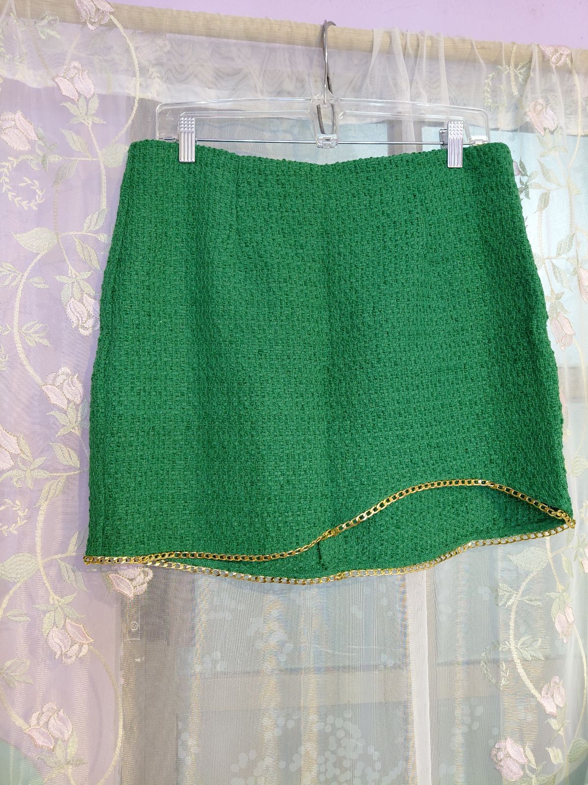 Minifalda de Tweed Verde Vibrante con Cadena Dorada - Talla XL