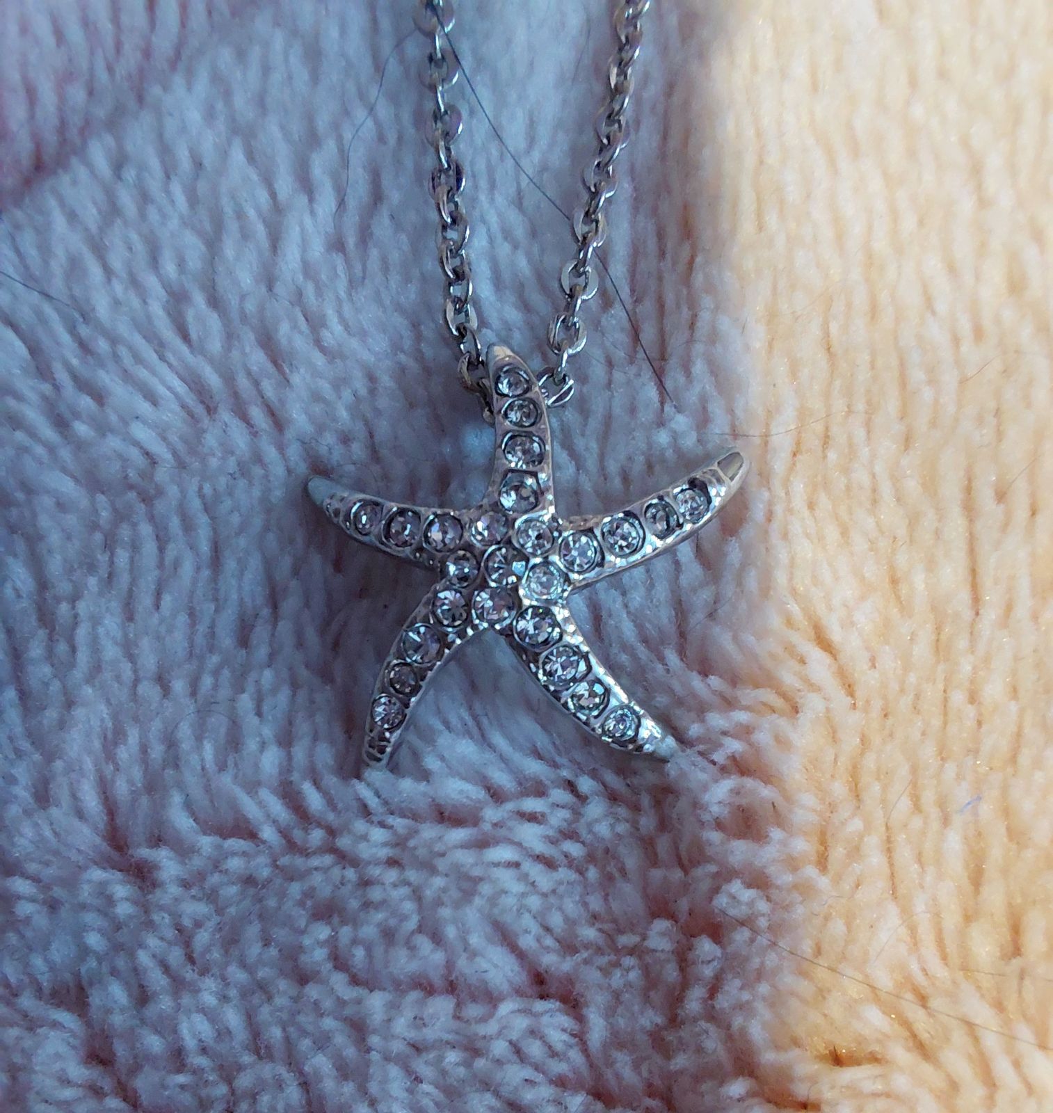 Collar con Dije de Estrella de Mar y Cristales Pavé