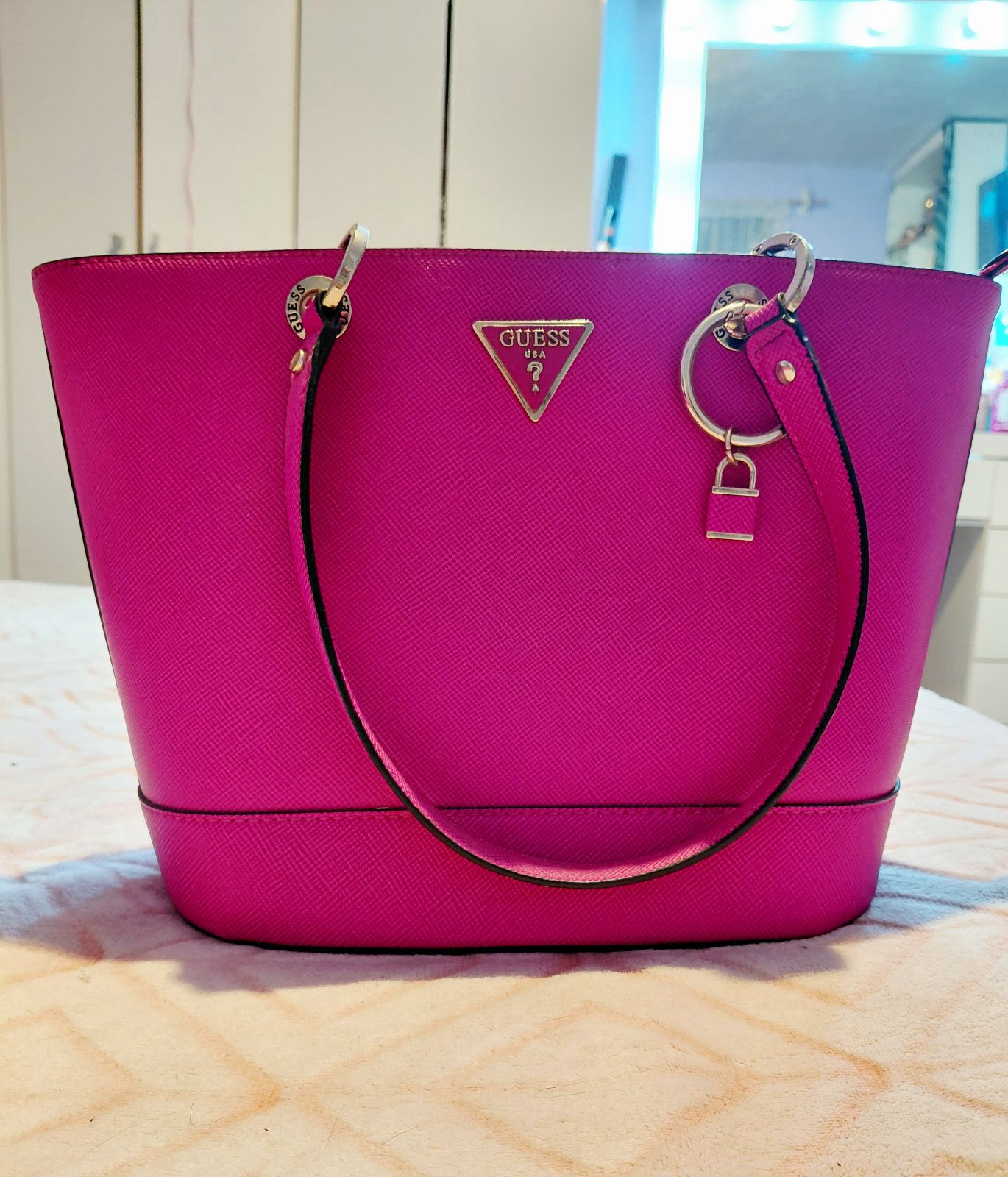 Bolsa Tote Guess Original Rosa Mexicano con Dije Decorativo