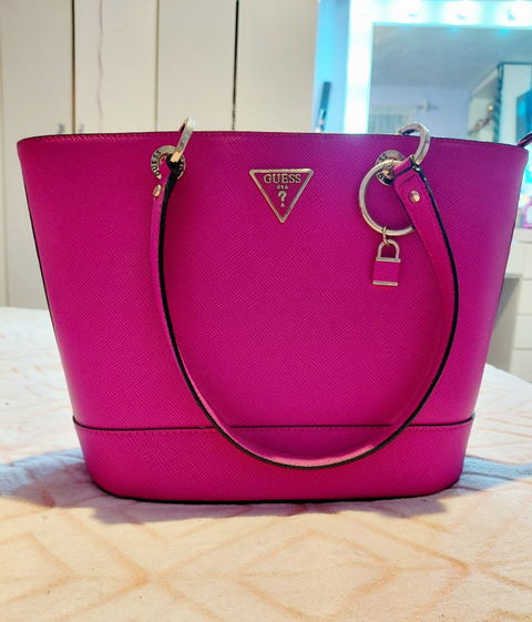Bolsa Tote Guess Original Rosa Mexicano con Dije Decorativo