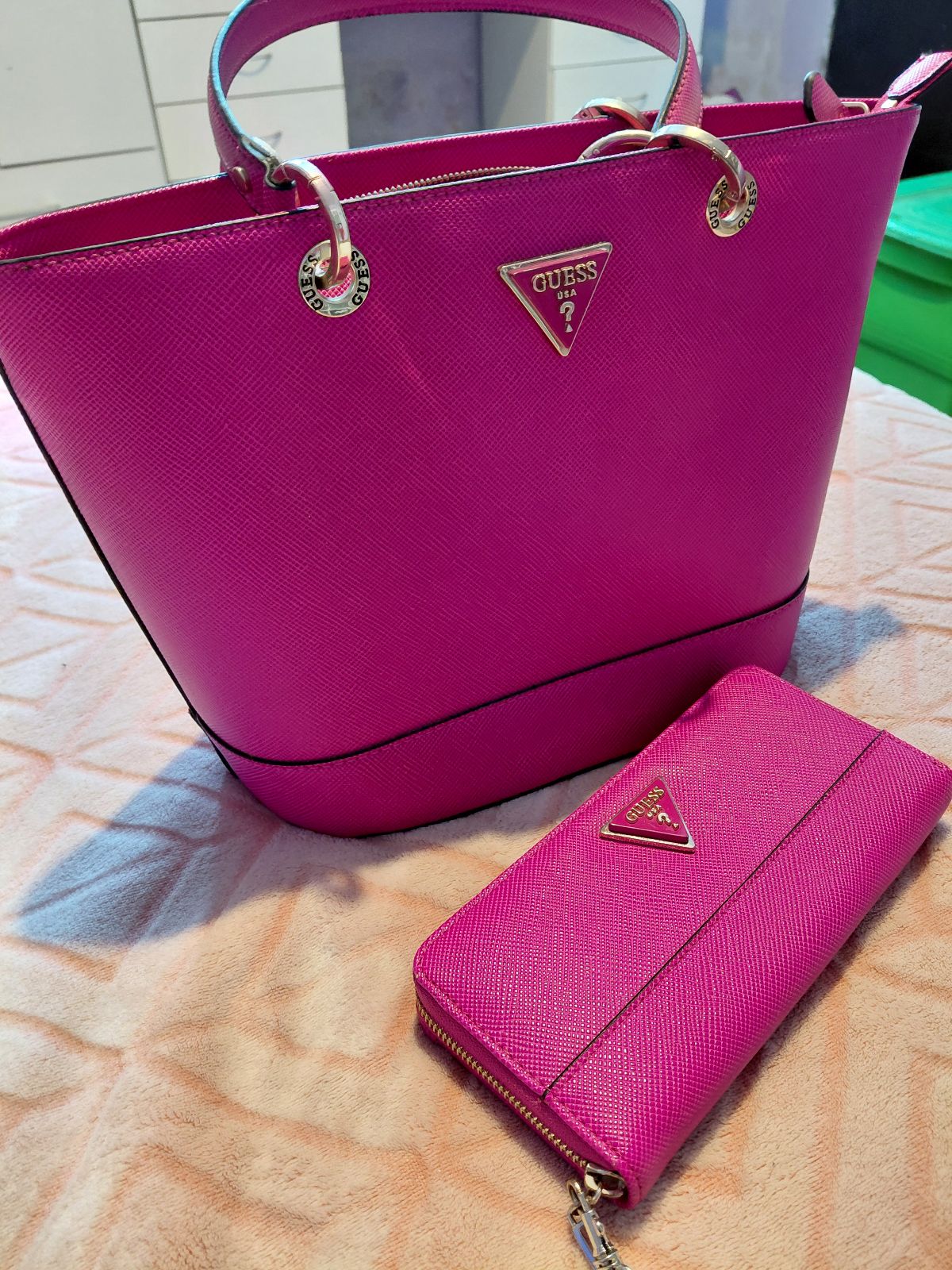 Set Guess Bolso Tote y Cartera Rosa Saffiano