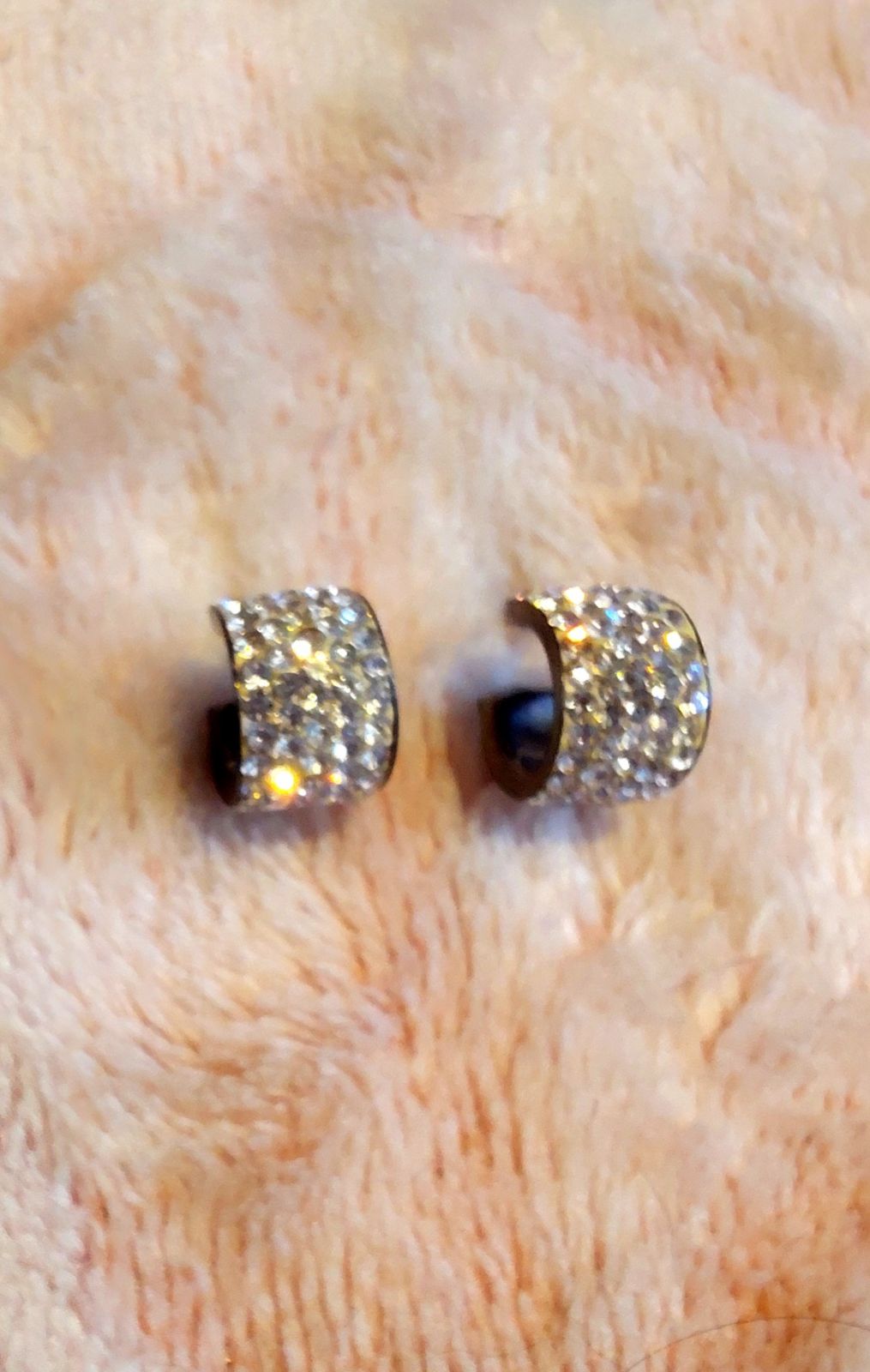 Aretes Tipo Huggie con Cristales tipo Pavé