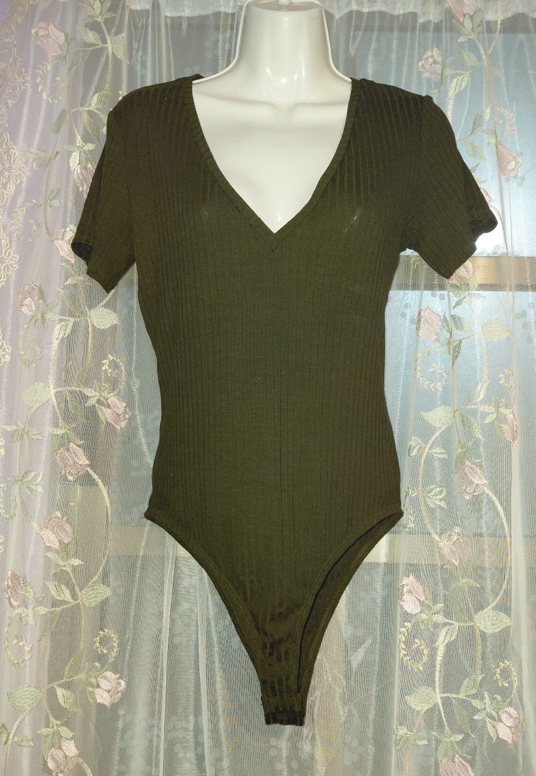 Body Acanalado Verde Oliva Escote en V Talla L