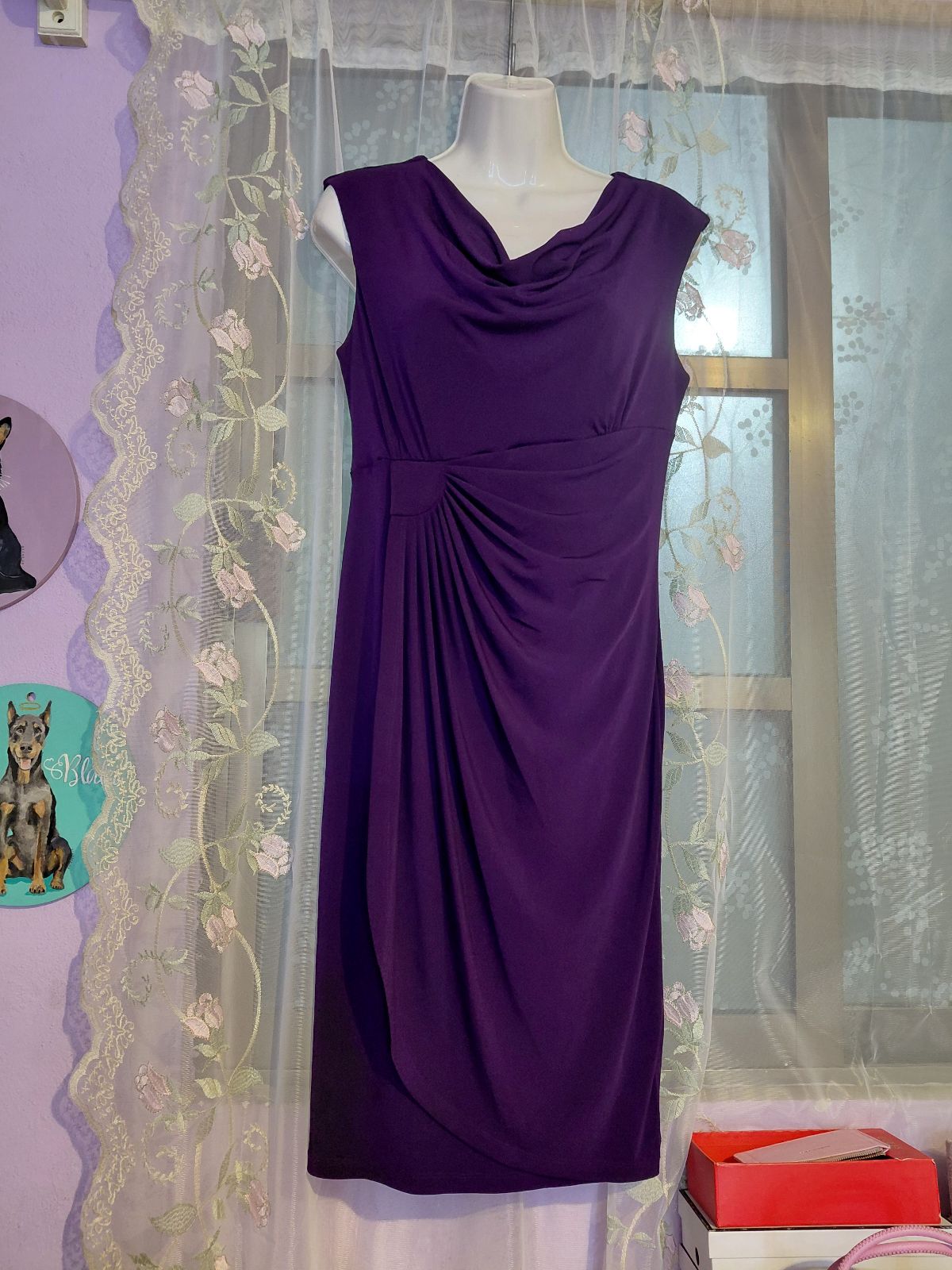 Vestido Cóctel Morado Obscuro con Drapeado y Cuello Capucha