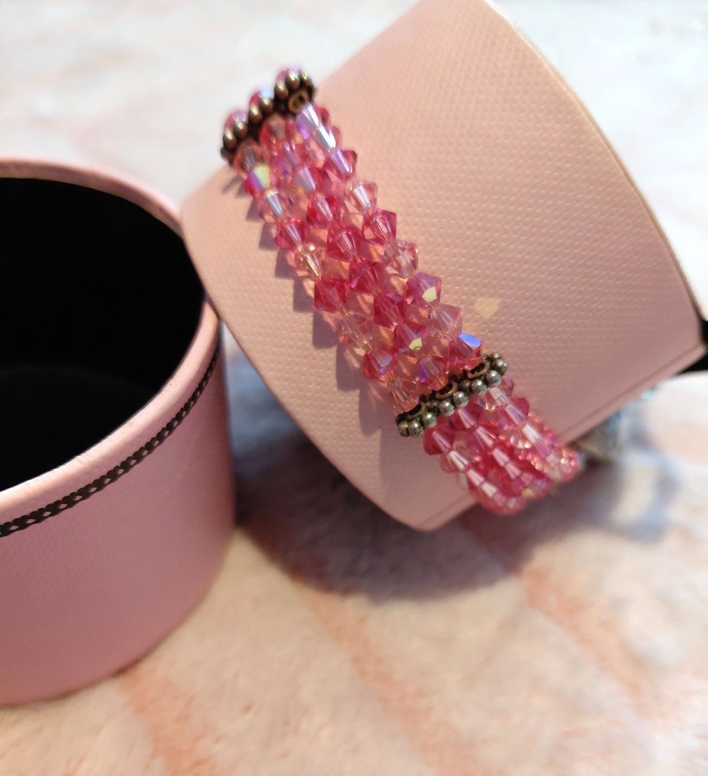 Pulsera Artesanal de Tres Hileras con Cristales Facetados Rosa