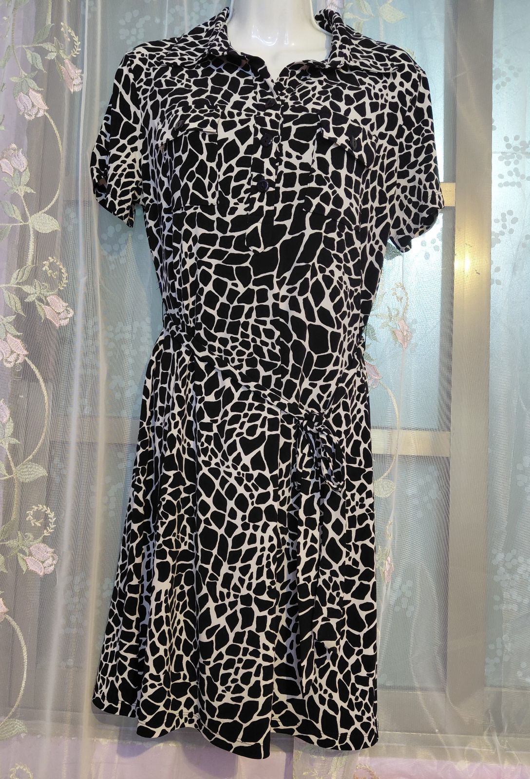 Vestido Tipo Camisero Blanco y Negro con Estampado Geométrico
