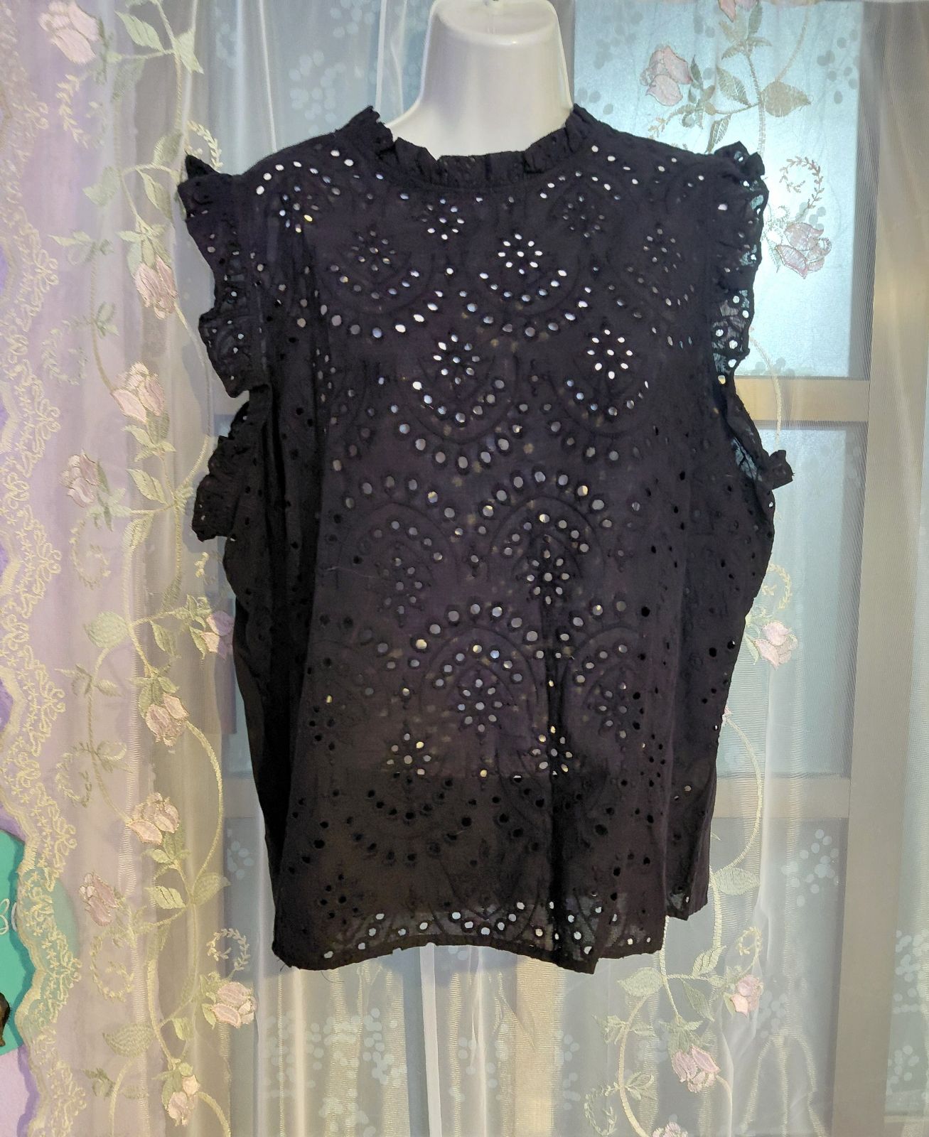 Blusa Negra Calada Sin Mangas con Olanes - Talla XL