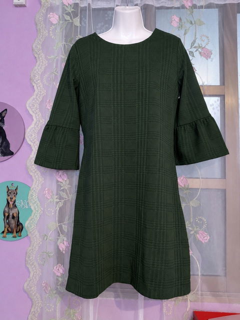 Vestido Corto Verde con Mangas Campana Talla 6