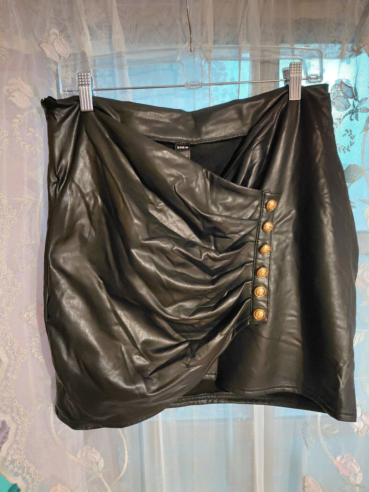 Minifalda de Piel Sintética Negro con Botones Dorados - Talla XL
