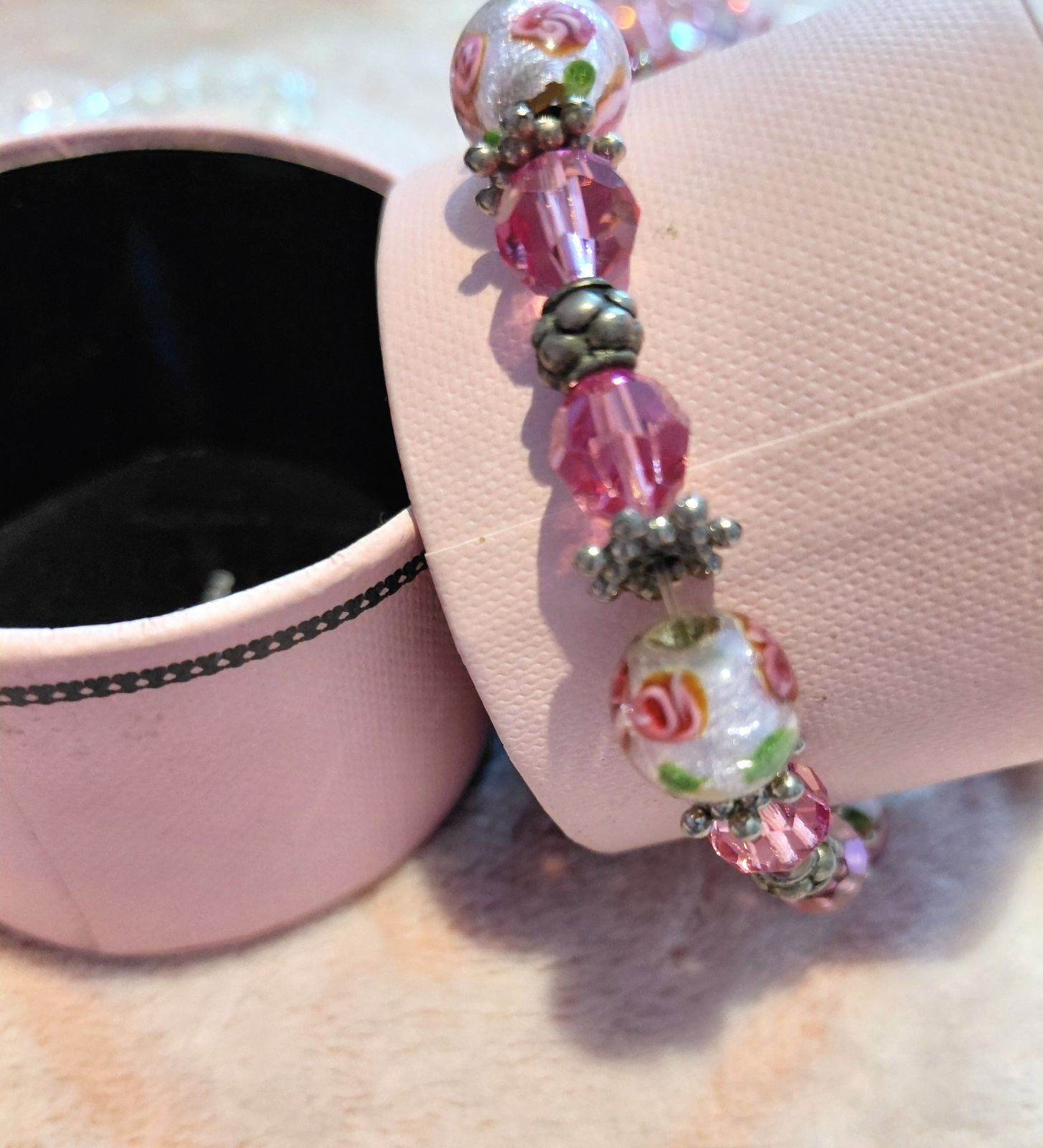 Pulsera Elástica de Cristales Rosas y Cuentas Florales Tipo Murano
