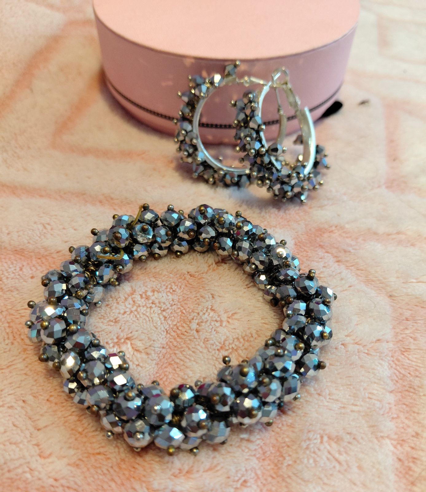 Set de Pulsera y Arracadas con Cristales Facetados en Gris Metálico
