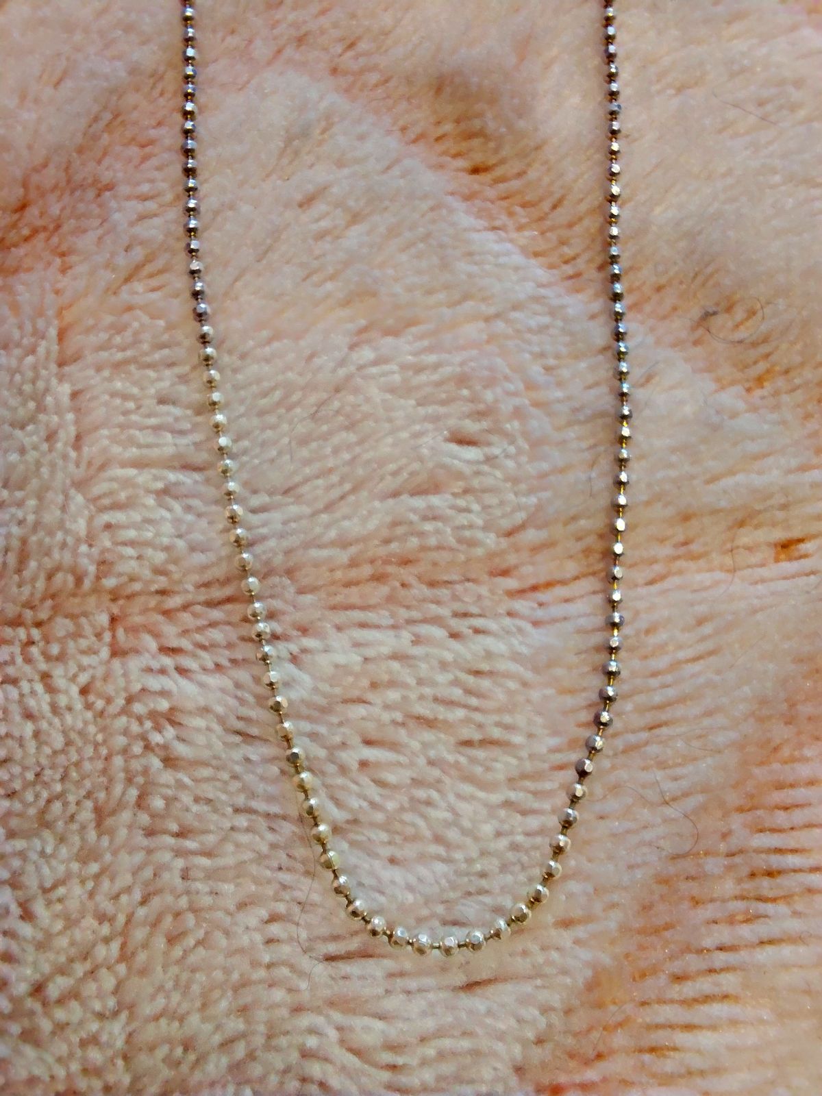 Cadena Delgada Estilo Cuentas Minimalista y Elegante