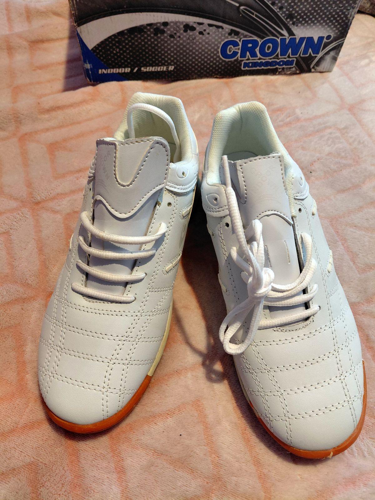 Tenis de Fútbol Rápido Crown Kingdom, Blanco con Suela Caramelo