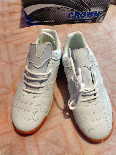 Tenis de Fútbol Rápido Crown Kingdom, Blanco con Suela Caramelo