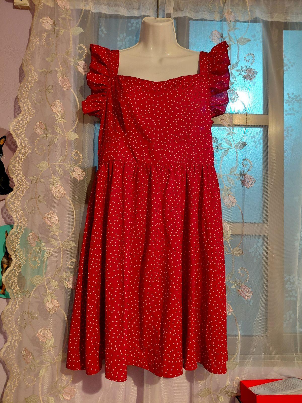 Vestido Rojo con Lunares y Detalles de Olanes