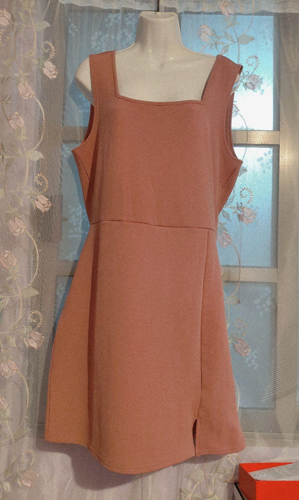 Vestido Corto Rosa Palo con Cuello Cuadrado y Abertura Lateral