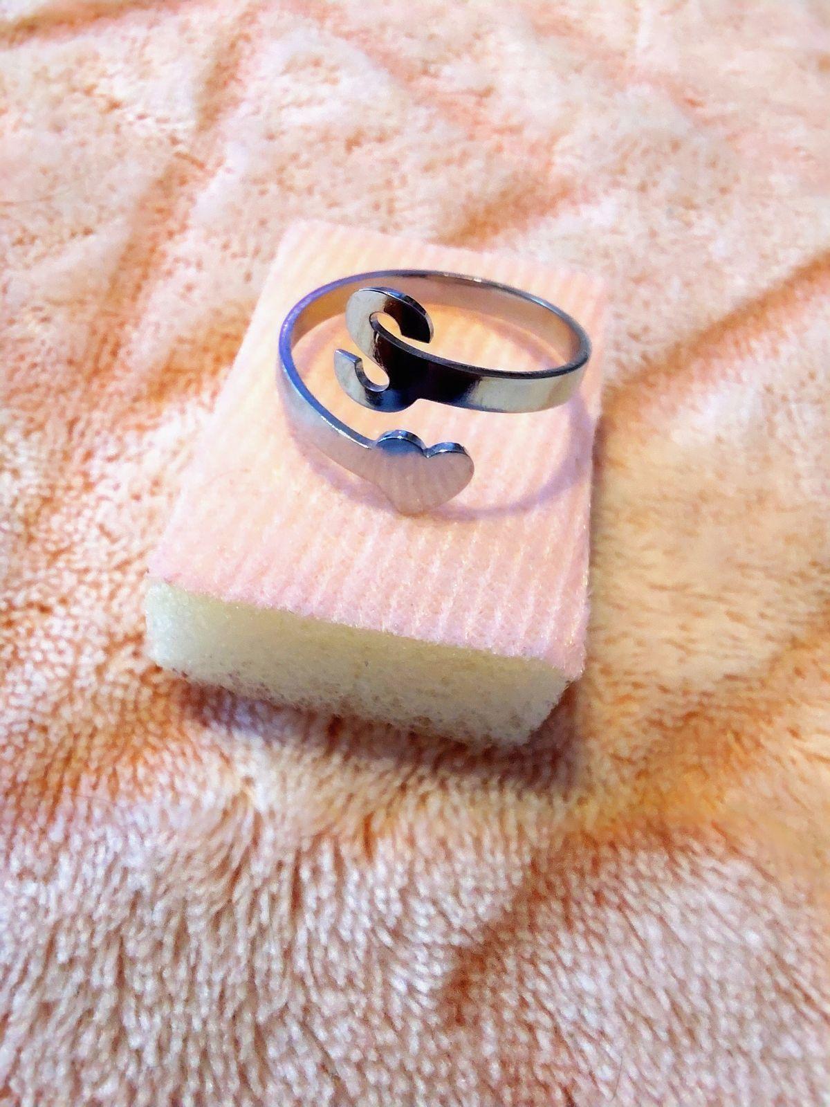 Anillo Ajustable Inicial 'S' con Corazón - Diseño Minimalista