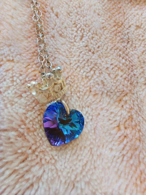 Collar con Dije de Corazón Cristal Tornasol y Corona