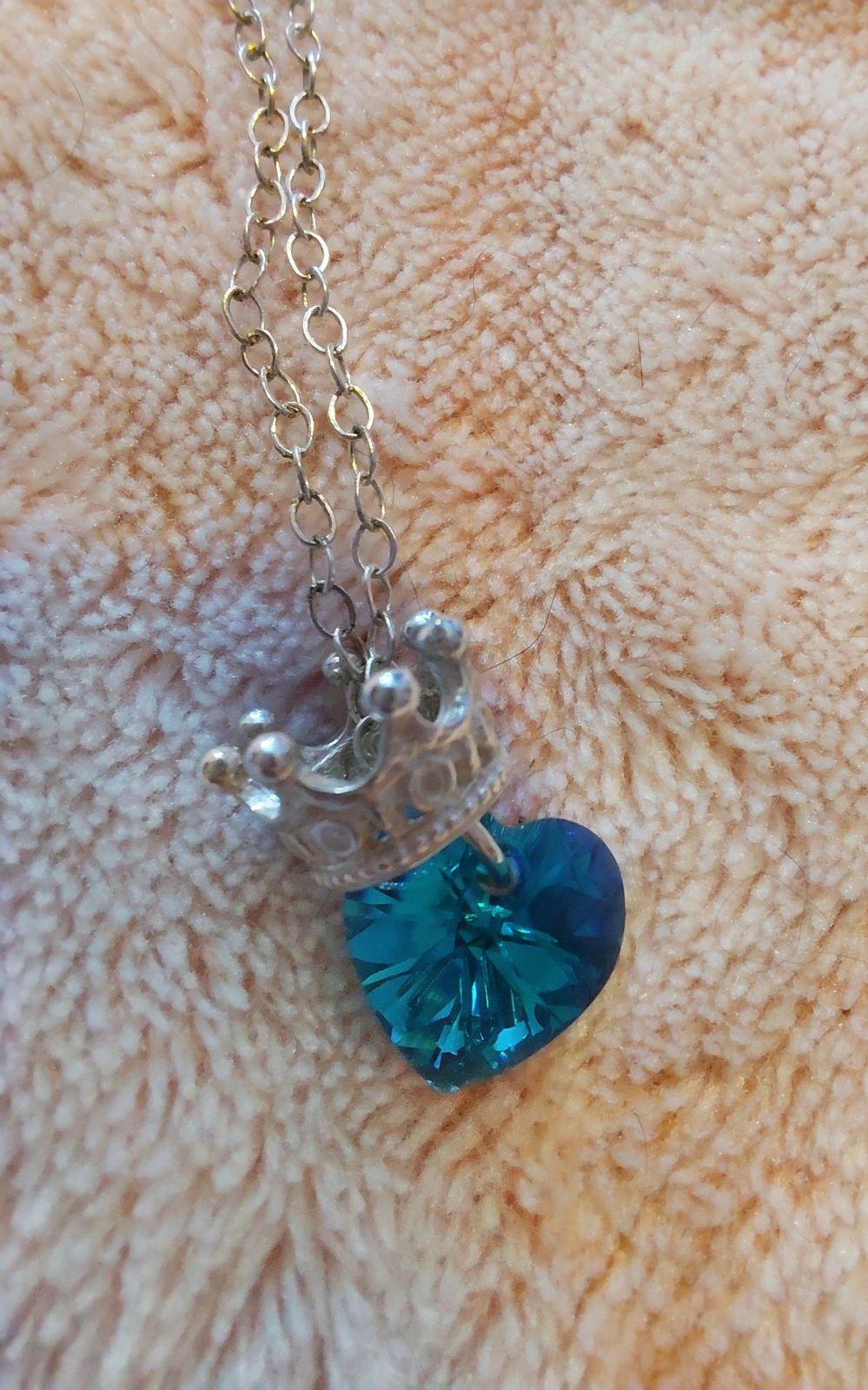 Collar con Dije de Corazón Cristal Tornasol y Corona