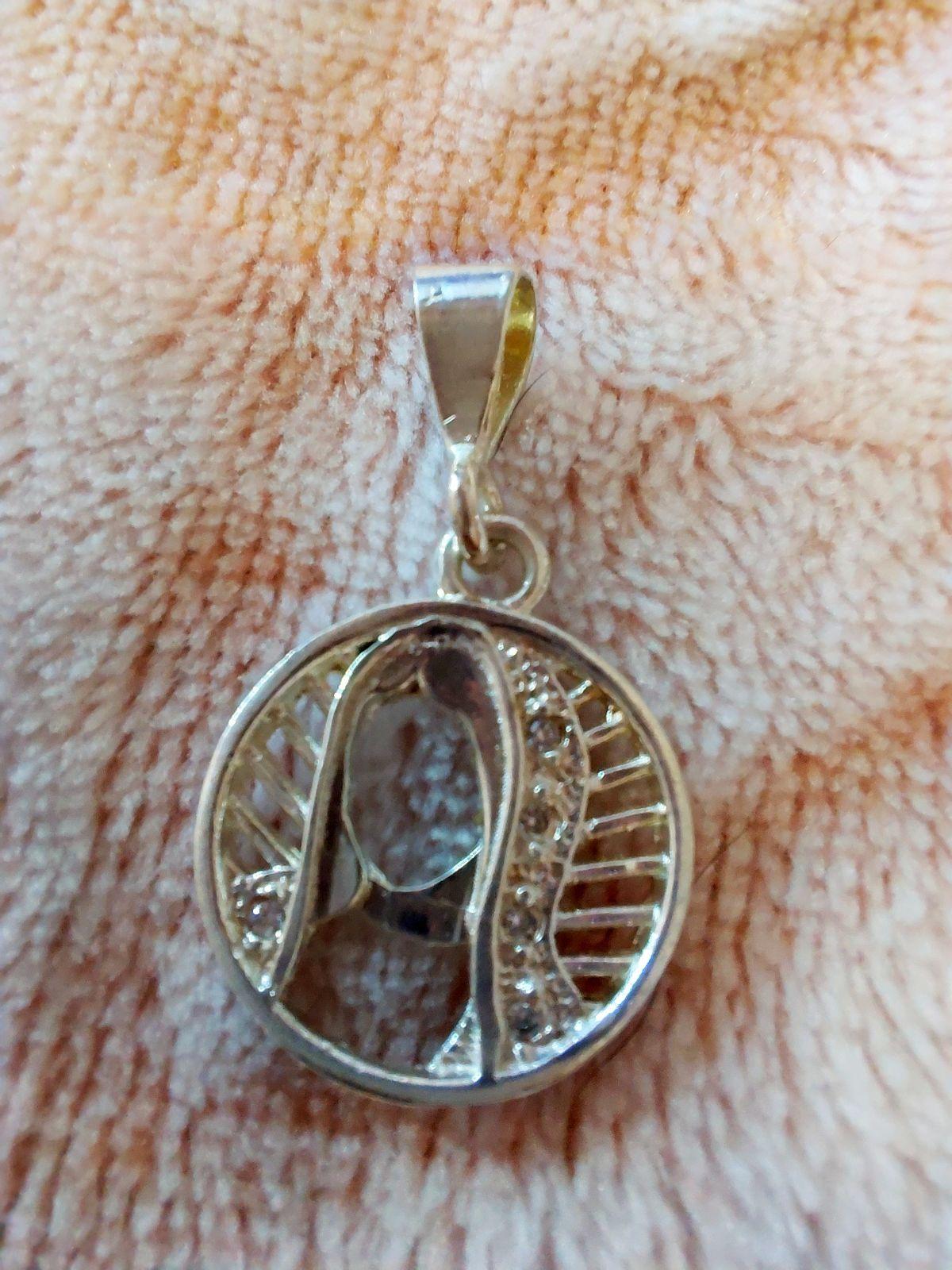 Dije de Plata Silueta Virgen con Pedrería