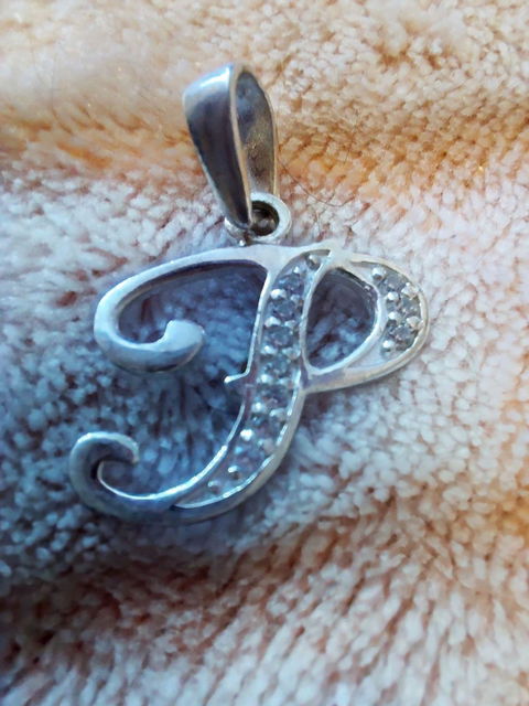 Dije de Inicial 'P' en Plata 925 con Circonias Brillantes