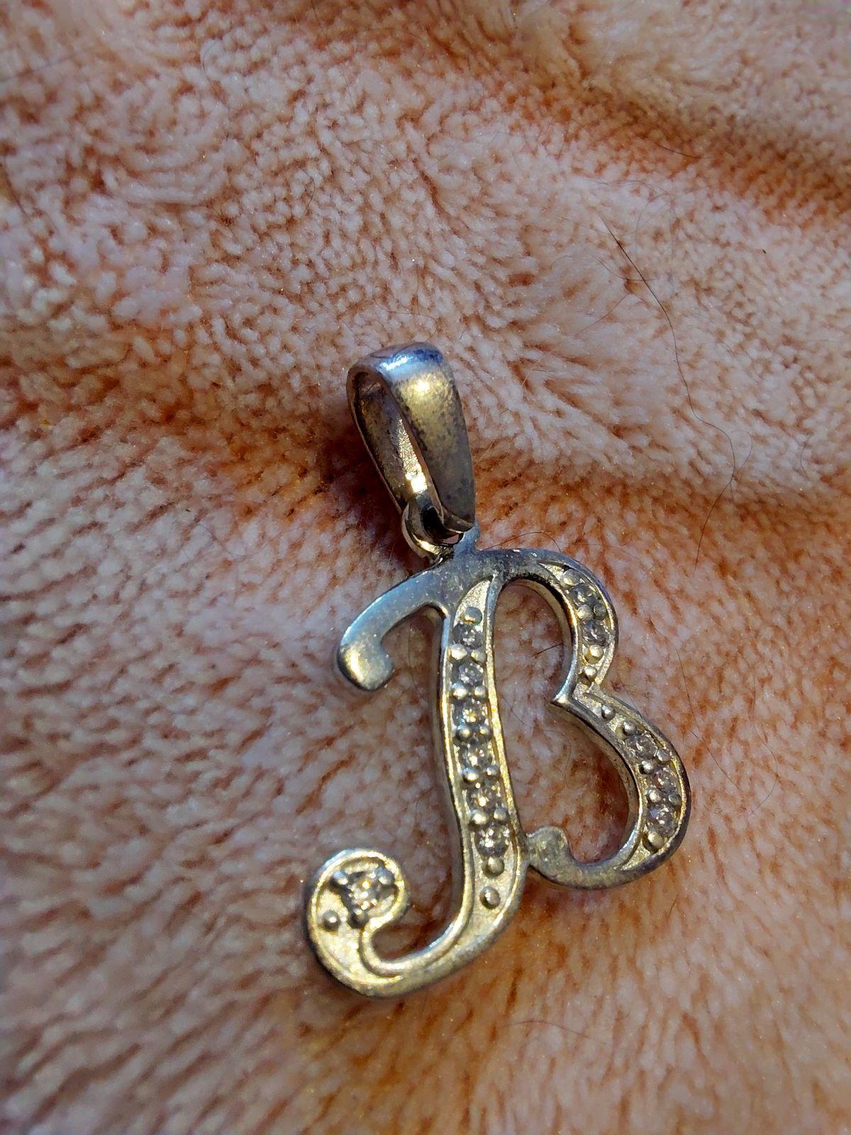 Dije de Inicial 'B' en Plata 925 con Circonias