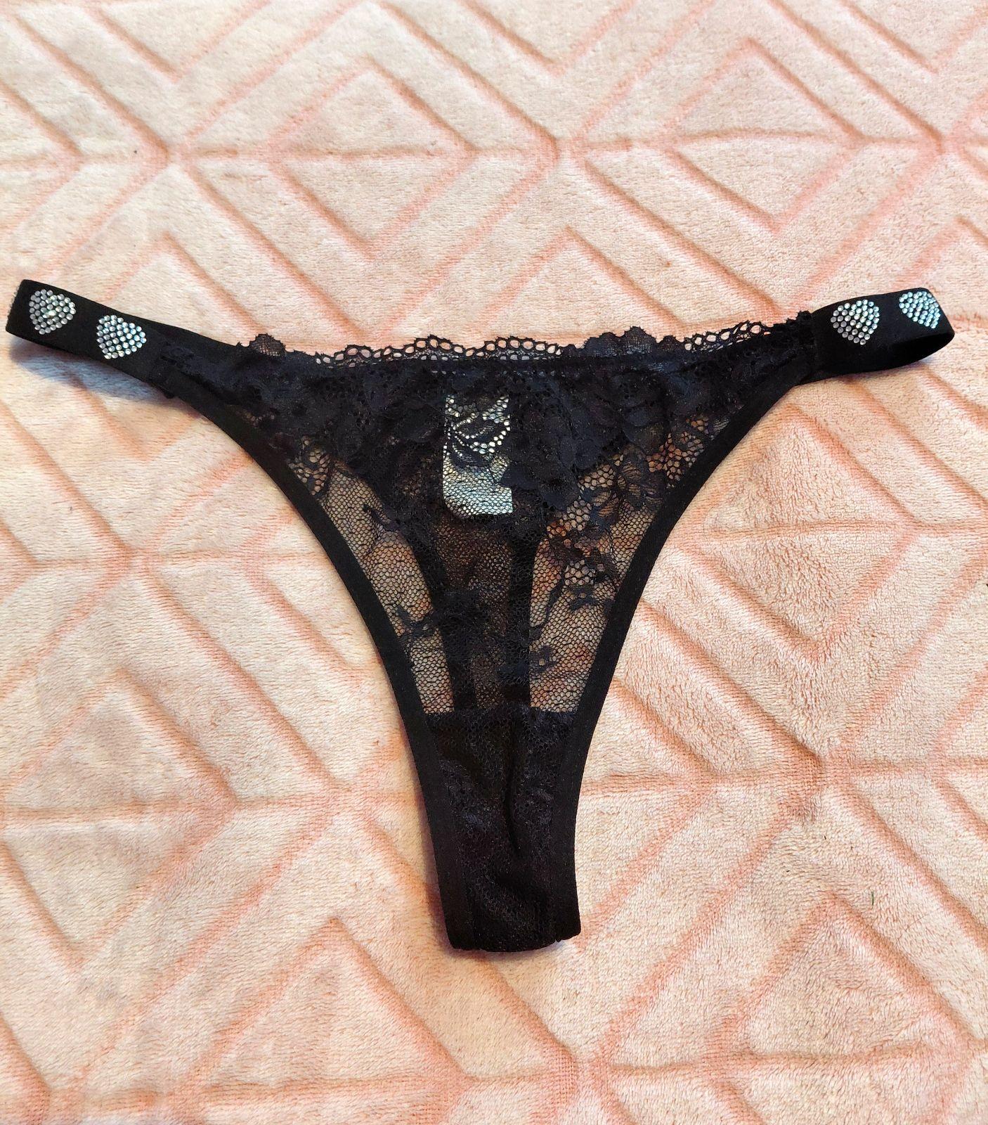 Tanga de encaje negra con tiras de pedrería