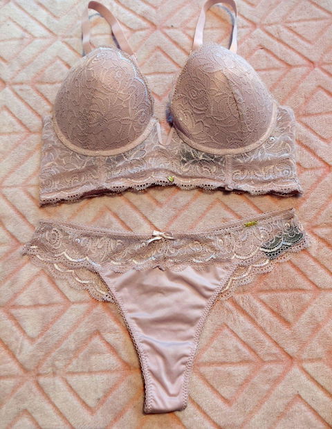 Set de Lencería de Encaje Rosa Pálido con Bra y Tanga
