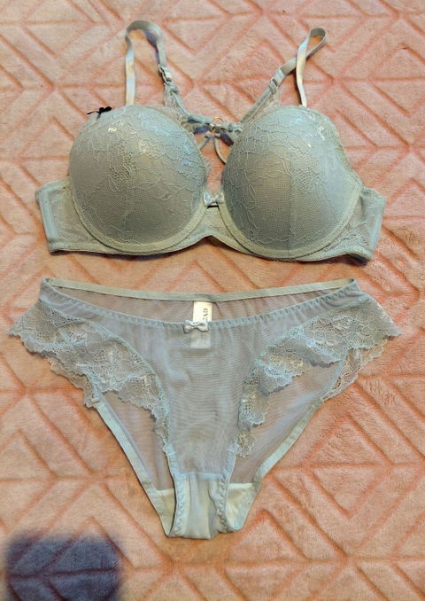 Set de Lencería en Encaje y Malla - Bra y Bikini Cachetero