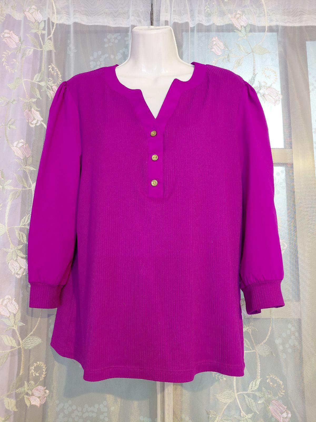 Blusa Fucsia Escote en V Estilo Henley con Botones Dorados