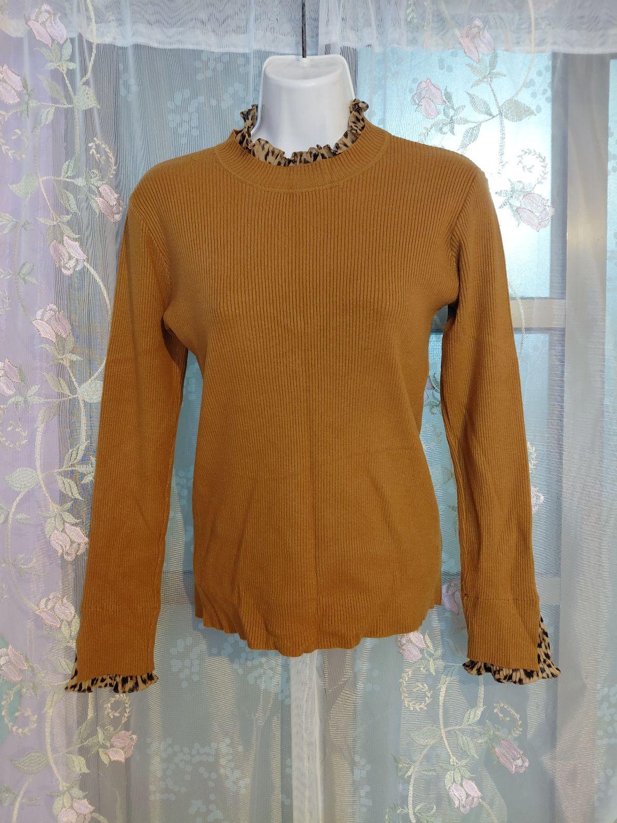 Suéter de tejido acanalado camel con detalles de animal print