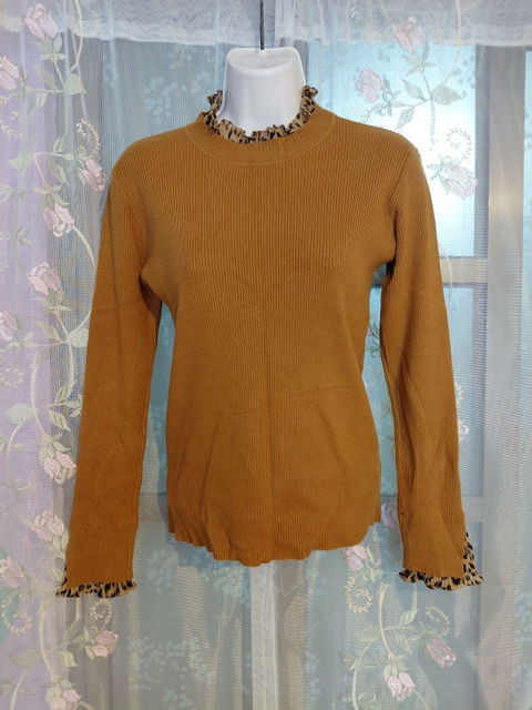 Suéter de tejido acanalado camel con detalles de animal print
