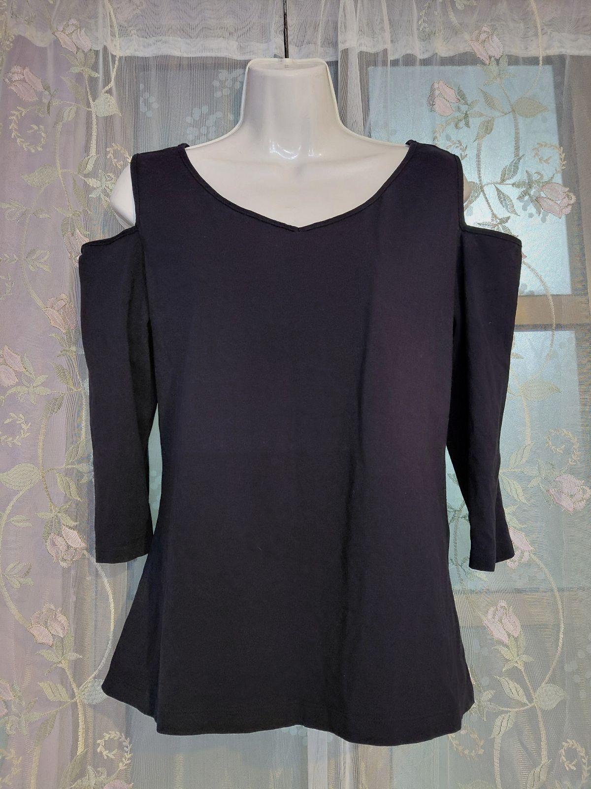 Blusa Negra con Hombros Descubiertos y Cuello en V