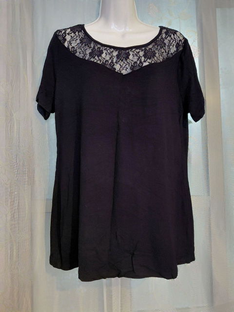 Blusa Negra con Encaje Floral de Manga Corta