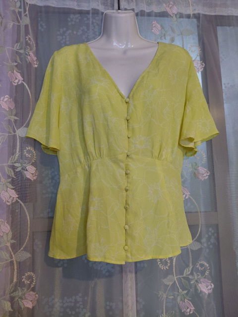 Blusa Amarilla con Estampado Floral y Botones Frontales