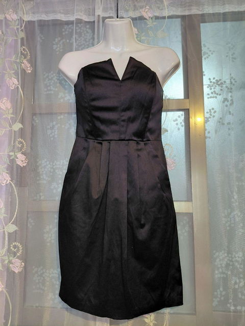 Vestido Negro Corto Strapless Tipo Satín con Bolsas