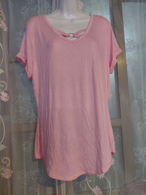 Playera de Algodón Rosa Pastel con Detalle de Tirantes Cruzados