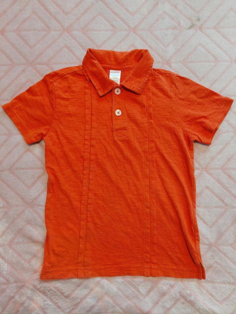 Playera tipo polo naranja vibrante para niño