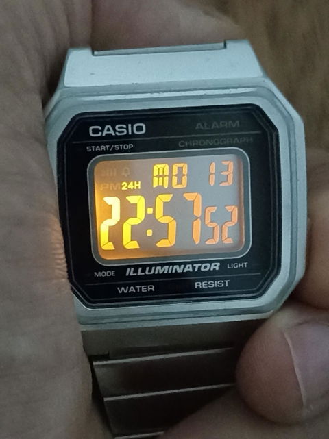 Reloj unisex Casio retro con brazalete de acero inoxidable