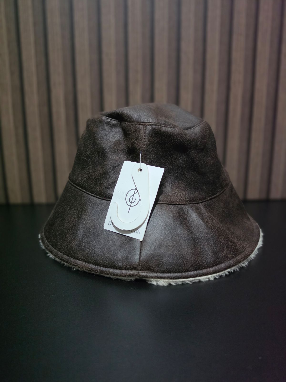 Sombrero Stradivarius efecto piel marrón