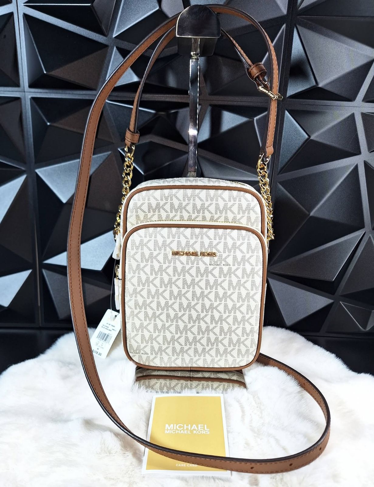 Bolso cruzado Michael Kors con detalles en dorado