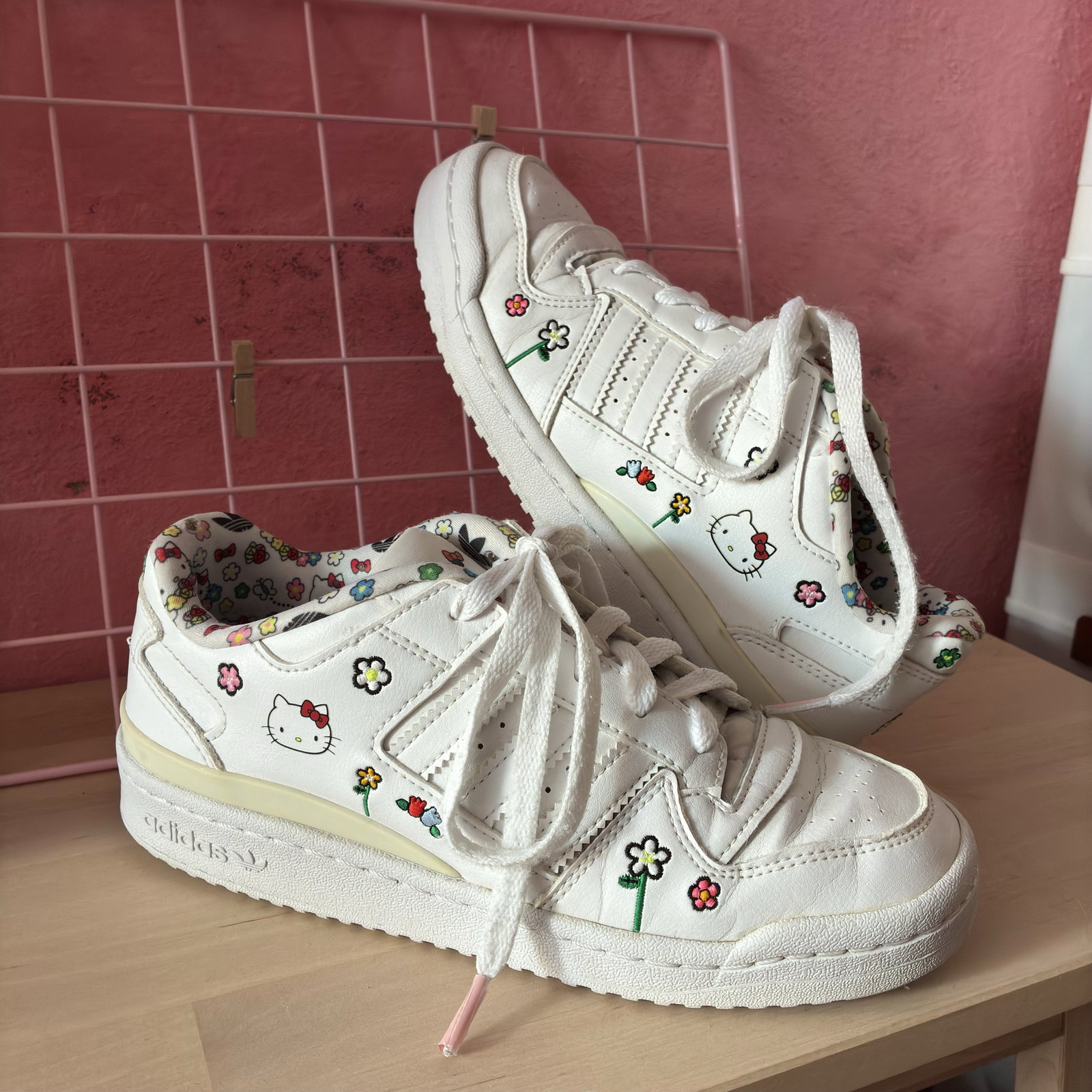 Tenis Adidas x Hello Kitty Talla 4 - Usados en Buen Estado