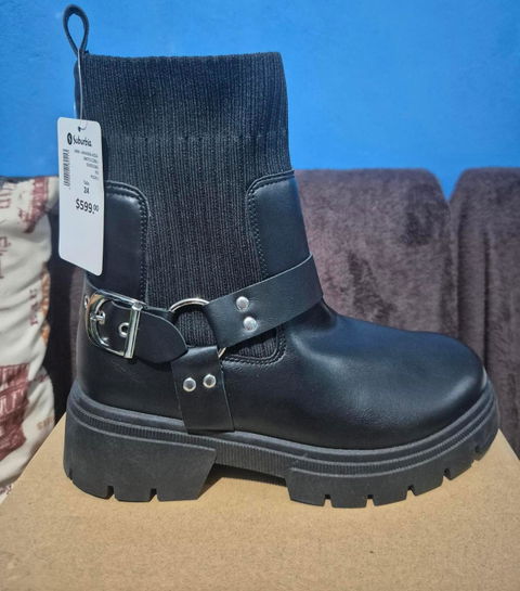 Botas negras de mujer con detalle de cinta y hebilla