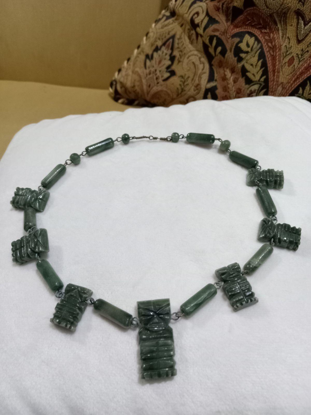 Collar de jade verde tallado