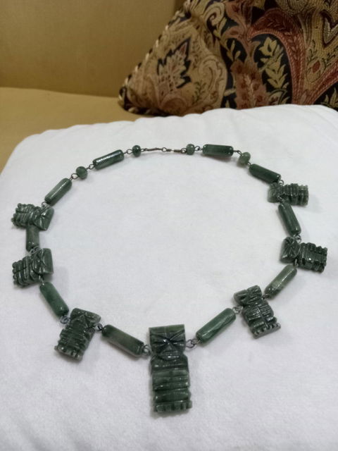 Collar de jade verde tallado