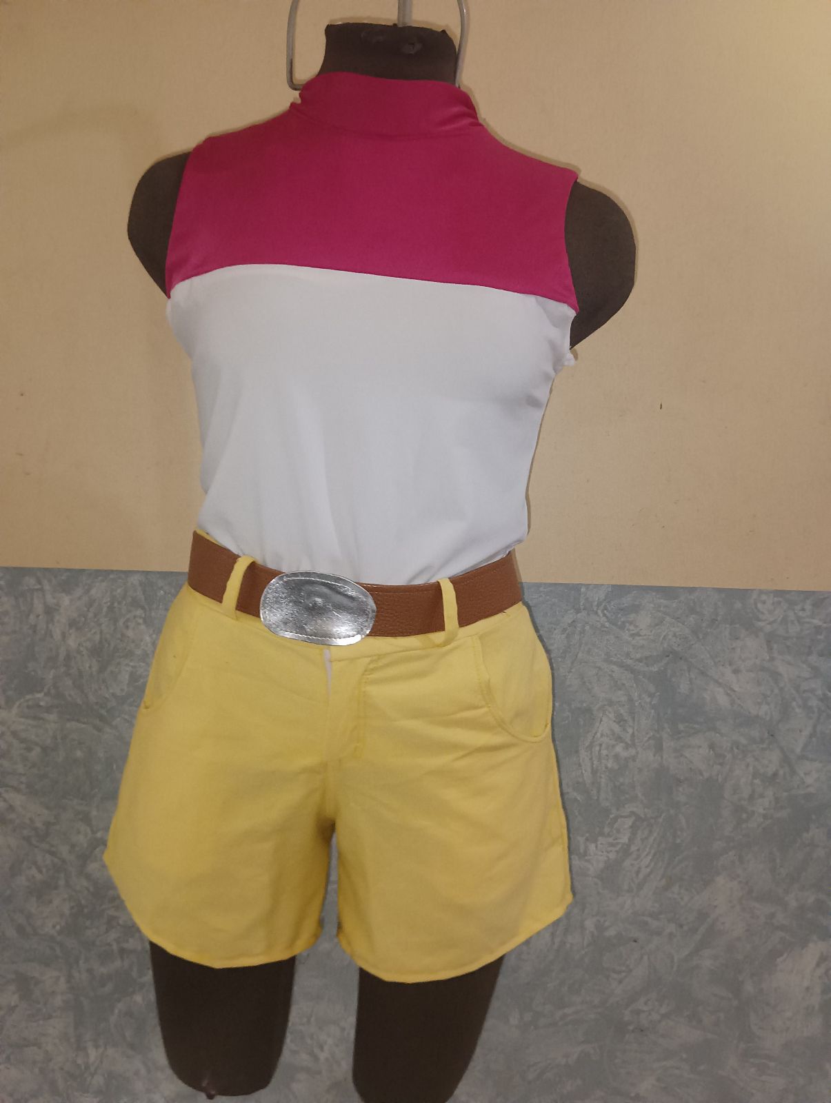 Conjunto deportivo en buen estado con shorts amarillos