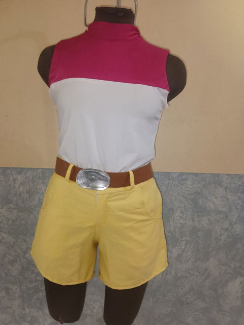 Conjunto deportivo en buen estado con shorts amarillos